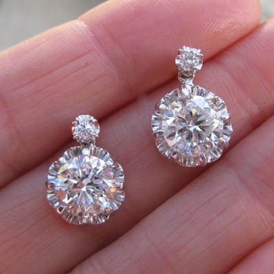 Huitan Boucles d'oreilles pendantes délicates Mignonnes rondes CZ Discrètes Simples Boucles d'oreilles quotidiennes pour filles Mode Polyvalentes Bijoux d'oreille pour femmes gray