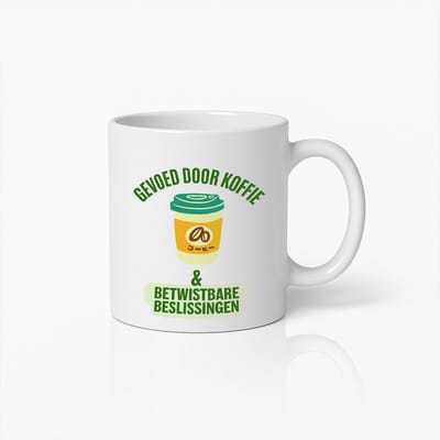 Grappige Koffiemok 330ml – “Gevoerd Door Koffie & Betwistbare Beslissingen” – Perfect Cadeau voor Koffieliefhebbers en Kantoorhumor