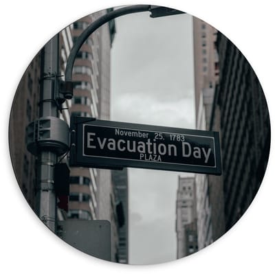 Dibond Wandcirkel - Evacuation Day Bordje - 60x60cm Foto op Aluminium Wandcirkel (met ophangsysteem)