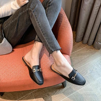Semi-slippers Dames Bovenkleding Zomer Nieuw Metalen Gesp Baotou Britse Stijl Platte Muilezels Zacht Leer Vierkante Neus Schoenen 43