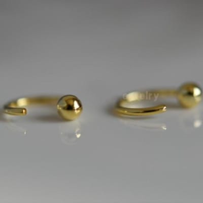 Minimalistische Huggie Hoop Oorbellen met Bal en Draad in Sterling Zilver of 14K Goud, Open Hoop Oorbellen om Door te Rijgen brown