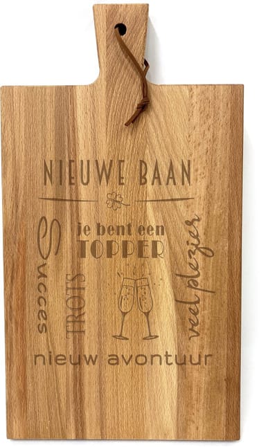 Stoer landelijk snijplankje-borrelplankje met tekst gravure NIEUWE BAAN. Cadeau nieuwe baan. Het formaat is 20x30cm excl. handvat.