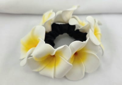 'Melati' - Haarelastiek - ook te dragen als stijlvolle armband. 'Melati' zijn populaire accessoires en worden vaak gedragen als sieraad en gebruikt tijdens herdenkingen en ceremoniële gelegenheden symbool staat voor zuiverheid en respect.