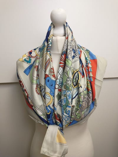 Vierkante dames sjaal Freja fantasiemotief beige rood zwart groen mystic blauw geel wit donkerblauw 90x90