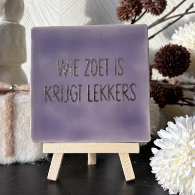 Hartjespost | Tegeltje Wie zoet is krijgt lekkers paars, goud | schoencadeautjes sinterklaas | tegeltjes met tekst | spreuktegel | tegeltjeswijsheden | Sinterklaas | 5december | cadeau | decoratie sinterklaas | 10x10