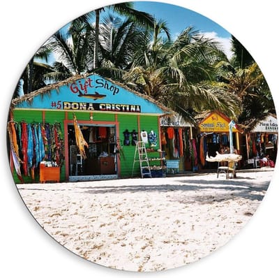 Dibond Wandcirkel - Winkeltjes op het Strand - 80x80cm Foto op Aluminium Wandcirkel (met ophangsysteem)