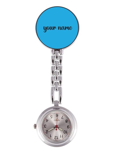 Gepersonaliseerd Verpleegstershorloge Blauw/Zwart/Curly met Naam -  Quartz uurwerk - Glow in the Dark Wijzers - Zorgpersoneel - Ziekenhuis - Verpleegster Accessoires - Zusterhorloge met Naam