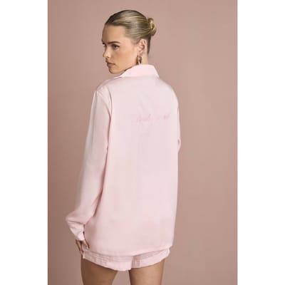 boohoo Dames Bruidspyjama 'Bruidsmeisje' Satijnen Geborduurd Lange Mouw Shirt & Korte Pyjama Set | Baby Roze | Maat: 34