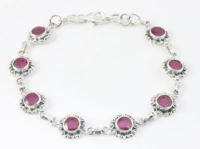 Bewerkte zilveren armband met blauwe saffier