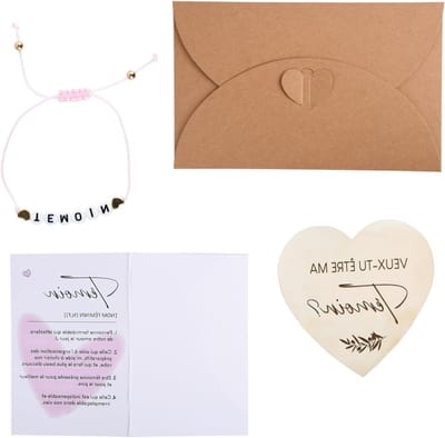 Sincere uitnodiging voor bruidsmeisje met liefdevolle kaart op houten bord en envelop, vragen en geschenken