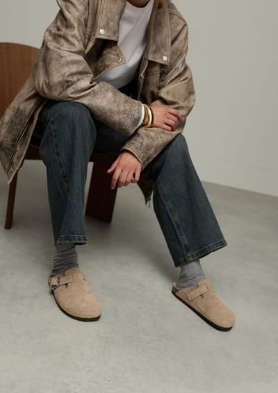 Sacha - Dames - Taupe suède clogs met gesp - Maat 36