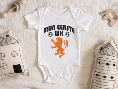 Hospitrix Baby Rompertje met Tekst "Mijn eerste WK - Korte Mouw - Voetbal - Nederland - Cadeau - Zwangerschap - Aankondiging - Romper