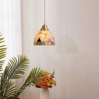 Hanglamp met Scandinavische glazen kap en messing voet, geschikt voor slaapkamer, woonkamer en keuken.