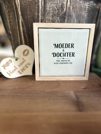 Creaties van Hier -Liefs in een lijstje Moeder & Dochter met houten hartje - 12 cm – Keramiek