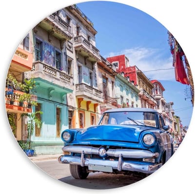 Forex Wandcirkel - Blauwe Auto in Straat in Cuba - 80x80cm Foto op Wandcirkel (met ophangsysteem)