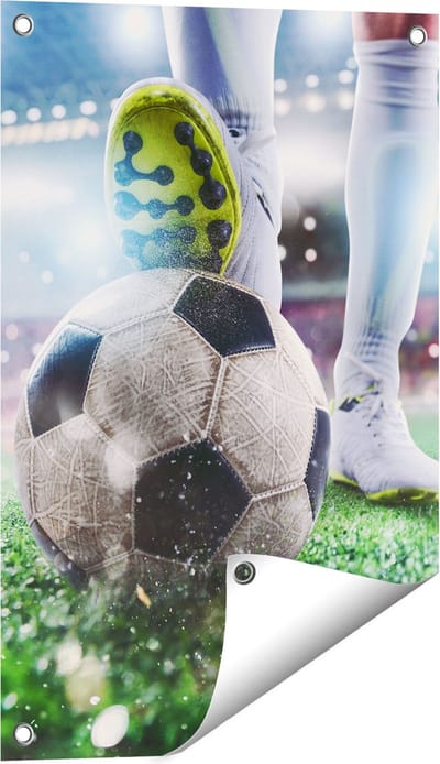 Gards Tuinposter Voetbalspeler met de Bal in het Stadion - 40x60 cm - Tuindoek - Tuindecoratie - Wanddecoratie buiten - Tuinschilderij