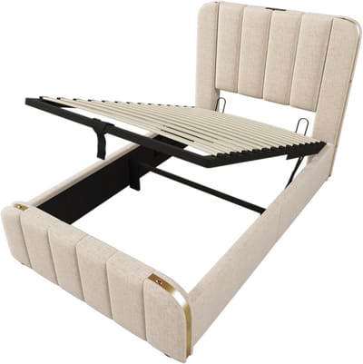 Eenpersoons gestoffeerd bed met een gewatteerd hoofdeinde met gouden sierstrepen, geschikt voor USB Type-C opladen, afmetingen 90 x 200 cm, bekleed met beige linnen en voorzien van hydraulische opbergruimte (matras niet inbegrepen).