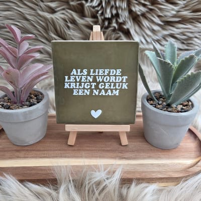 Robuust wenstegeltje "Als Liefde Leven Wordt " – Hip trendy tegeltje – Geboortecadeau – Cadeau voor Nieuwe Woning, Housewarming of Gezinscadeau – Sfeervol en Persoonlijk - Vriend(in) - Zomaar – Decoratief Tegeltje met Standaard – Cadeau Idee