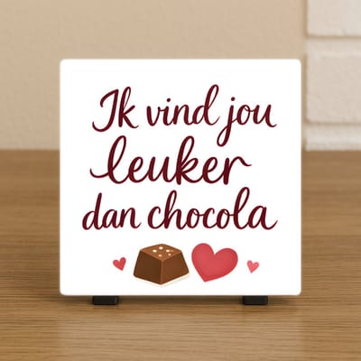Wenstegeltje “Ik Vind Jou Leuker Dan Chocola” – Liefde Cadeau – Handmade – Woondecoratie – Trendy nu – Valentijn – Vriend(in) – Zomaar – Cadeau – Decoratief Tegeltje met Standaard – Cadeau Idee
