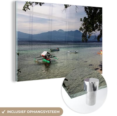 ® Glasschilderij 180x120 cm - Schilderij acrylglas - Celebeszee en een vulkanisch landschap in het Nationaal park Bunaken - Foto op glas - Muurdecoratie woonkamer - Wanddecoratie slaapkamer - Schilderijen