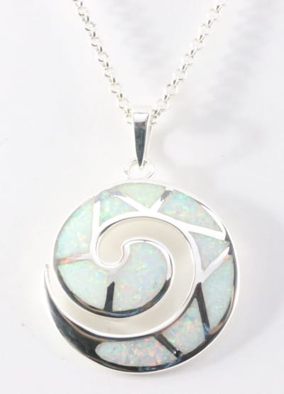 Ronde hoogglans zilveren hanger met welo opaal aan ketting