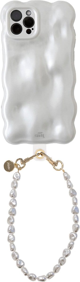 xoxo Wildhearts Bubbly case White with Cord - Geschikt voor iPhone 12 Pro - Hoesje met bobbeltjes inclusief parelketting - Kort Pearlfection koord - Krullende golfvorm - schokbestendig - Telefoonhoesje met koord - Koord ook afneembaar - Wit