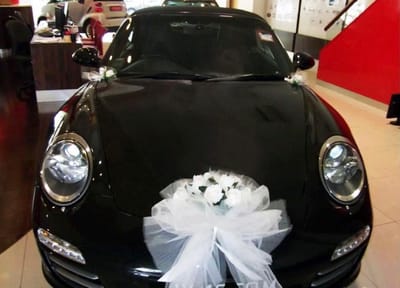 AUTODECO.NL - ARCELIA Trouwauto Versiering - Bruidsauto Decoratie Witte Rozen met Tule - Bloemstuk voor op de Motorkap - Autodecoratie Huwelijk