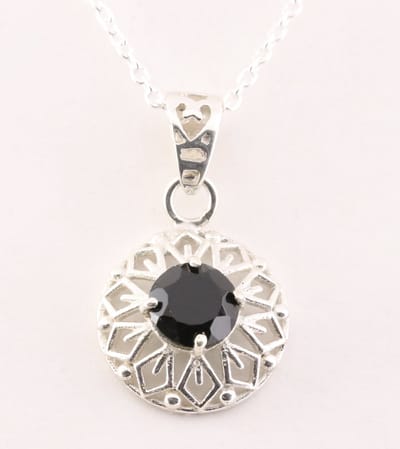 Fijne ronde opengewerkte zilveren hanger met onyx aan ketting