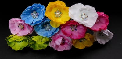 Haarpinnen grote bloem diverse kleuren met kleine parel en strass puntjes set van 12 stuks.