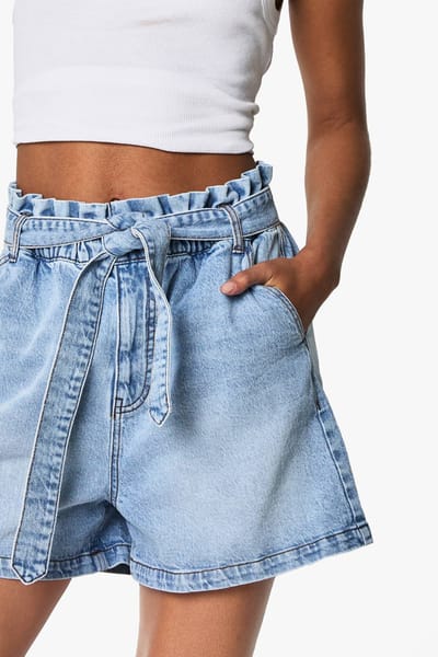 boohoo Dames Denimshort met hoge paperbagtaille | Licht Gebleekt | Maat: 40