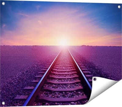 Gards Tuinposter Rails Spoorweg in de Woestijn bij Zonondergang - 80x60 cm - Tuindoek - Tuindecoratie - Wanddecoratie buiten - Tuinschilderij