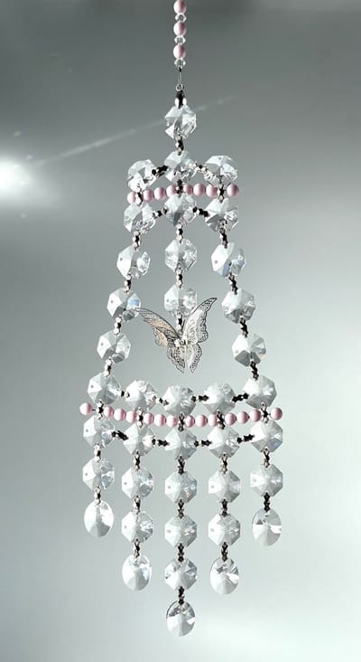 Suncatcher Raamhanger geheel uit octagon Crystalen van Swarovski met metalen vlinder