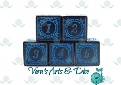 5D6s Ancient Blue | Polyset Dice | Dobbelstenen - Set Van 5 Stuks - Zwart met Blauw Ornamenten en Cijfers | D&D en Rollenspellen | Plastic Dobbelstenen Set voor Dungeons and Dragons | Dice Set | Zwarte Velvet Dice Bag