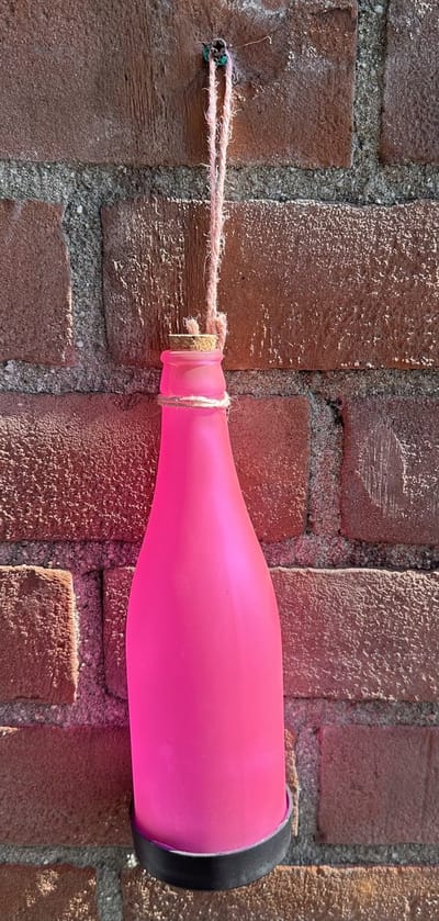 Glazen solarlamp fles in neon kleur - roze - met 1 witte LED - staand of hangend model - hoogte 24 cm x 7.3 x 7.3 cm - Tuindecoratie - Tuinverlichting