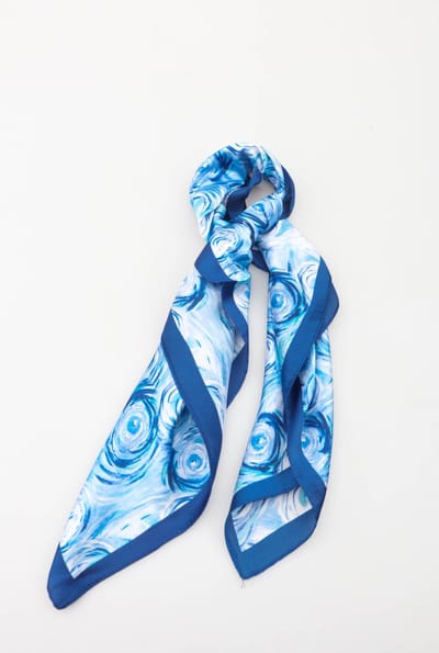 Dames neksjaal Zana gebloemd motief blauw wit koningsblauw groen saffier 70x70