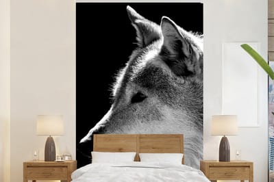 Behang - Fotobehang Wilde dieren - Wolf - Zwart - Wit - Breedte 180 cm x hoogte 280 cm