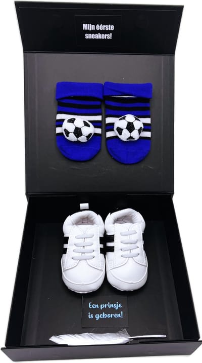 Kraamcadeau jongen met voetbalsokjes en babysneakers - kan ook rechtstreeks worden verstuurd - kraamkado jongen - kraamcadeau voetbal