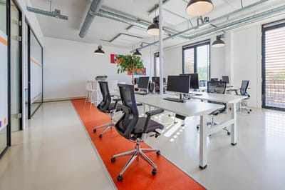 Dextro plus duo zit/sta 140x80cm, electrisch hoogte verstelbare werkplek, H-poot frame. Frame kleur wit (RAL9010) en blad Honey Castello