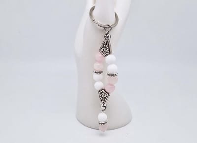 Handgemaakte Harmony Sleutelhanger van natuursteen "Witte Agaat-Roze Kwartz" en metaal - diameter kralen 10mm - Aantal stenen10- Een mooi cadeau-idee en een bijzonder aandenken