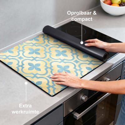KitchenArt - Soft Azure Blossom - Inductie Beschermer - 77x52 cm - Kookplaat Beschermer - Luxe Afdekplaat Inductieplaat - Anti-slip & Oprolbaar - Beschermmat Inductiekookplaat