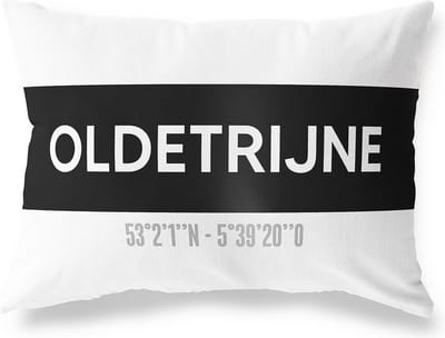 Tuinkussen OLDETRIJNE - FRIESLAND met coördinaten - Buitenkussen - Bootkussen - Weerbestendig - Jouw Plaats - Studio216 - Modern - Zwart-Wit - 50x30cm