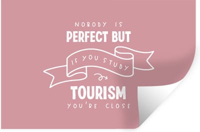 Muurstickers - Sticker Folie - Quote - Tourism - Studeren - 30x20 cm - Plakfolie - Muurstickers Kinderkamer - Zelfklevend Behang - Zelfklevend behangpapier - Stickerfolie