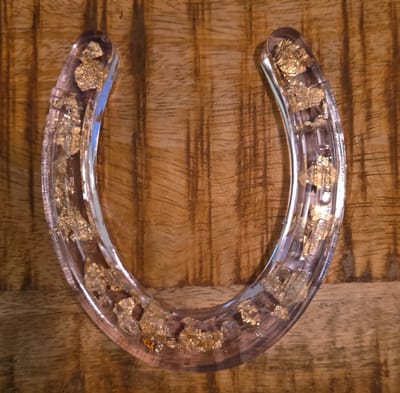 Hoefijzer gegoten in epoxy decoratie kristalhelder, met goud laserkado