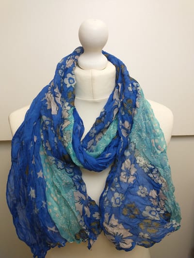 Lange dames sjaal Kaelynn gebloemd motief koningsblauw licht aqua wit grijs zwart