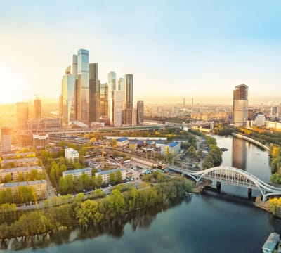 Zonsopkomst boven de skyline van Moskou City District - Fotobehang (in banen) - 250 x 260 cm