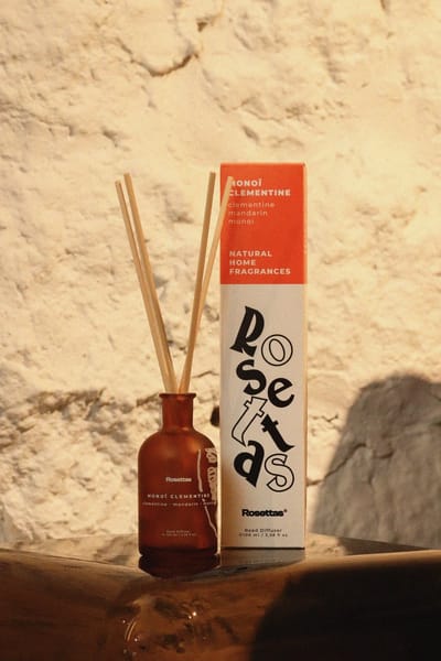 ROSETTAS - Reed Diffuser (100 ml) - Monoï Clementine - Geurstokjes - Home Fragrances - Gift - Ecologisch - Hoge Kwaliteit - Made in Belgium - Moederdag - Zachte Geurverspreider