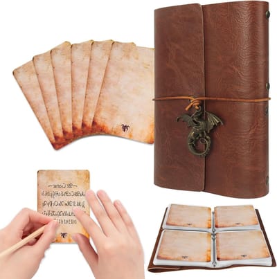 Spellbook Kaartenhouder voor DND en RPG - Pocket Spell Book & Referentie Kaartenhouder, Ideaal voor TTRPG Spelers en Beginners (Inclusief 60 Poker Size Spelerskaarten)