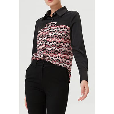 Bi-materiaal shirt met geometrische print