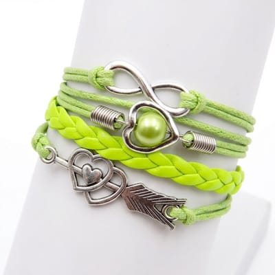 Groene wikkel armband voor dames – imitatieleer armband met infinity teken, hartjes en pijl bedel