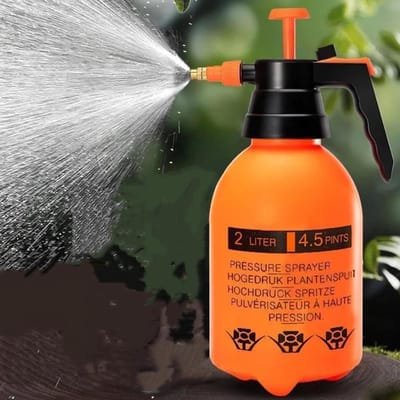 KZQ Spuitfles - Handsproeier met druk - Gieter met druk voor de tuin - 2 liter - Met verstelbare messing sproeikop - Geschikt voor het besproeien van planten - Oranje